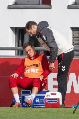 05.11.2025, Fussball: 1. Bundesliga, Saison 2025 2026, oeffentliches Training, 1. FC Koeln auf dem Trainingsgelände am Geissbockheim in Koeln. Das Sprungelenk von Said El Mala (1. FC Koeln, 13) wird gekuehlt. Foto: Kirchner-Media TH Copyright: xKirchner-Media THx