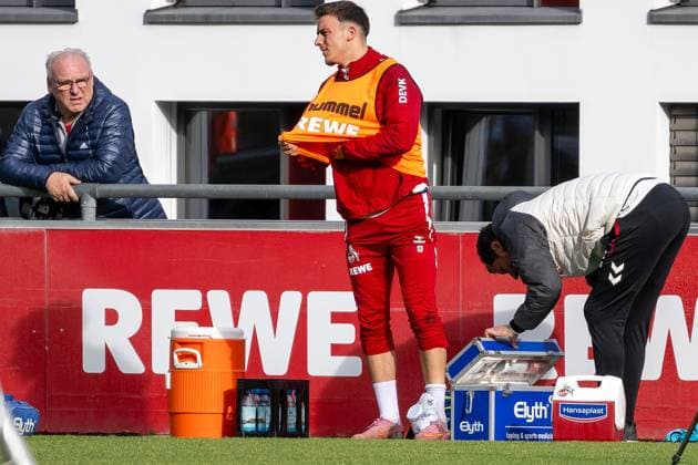 05.11.2025, Fussball: 1. Bundesliga, Saison 2025 2026, oeffentliches Training, 1. FC Koeln auf dem Trainingsgelände am Geissbockheim in Koeln. Said El Mala (1. FC Koeln, 13) zieht sein Leibchen aus und verlaesst verletzt den Platz. Foto: Kirchner-Media TH Copyright: xKirchner-Media THx