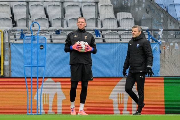 251105 Goalkeeper Robin Olsen and goalkeeper coach Zlatan Azinovic during a UEFA Europa League training session with Malmö FF on November 5, 2025 in Malmö. Photo: Petter Arvidson BILDBYRAN kod PA PA1105 fotboll football soccer fotball uefa europa league europa league träning practice training malmö ff bbeng Copyright: PETTERxARVIDSON BB251105PA016