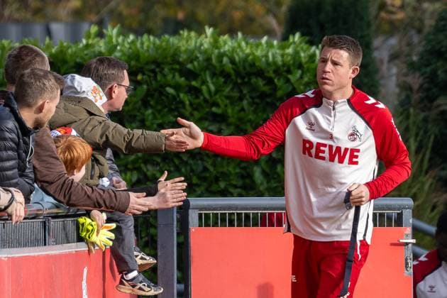 05.11.2025, Fussball: 1. Bundesliga, Saison 2025 2026, oeffentliches Training, 1. FC Koeln auf dem Trainingsgelände am Geissbockheim in Koeln. Dominique Heintz (1. FC Koeln, 03) begruesst die Fans an der Bande. Foto: Kirchner-Media TH Copyright: xKirchner-Media THx