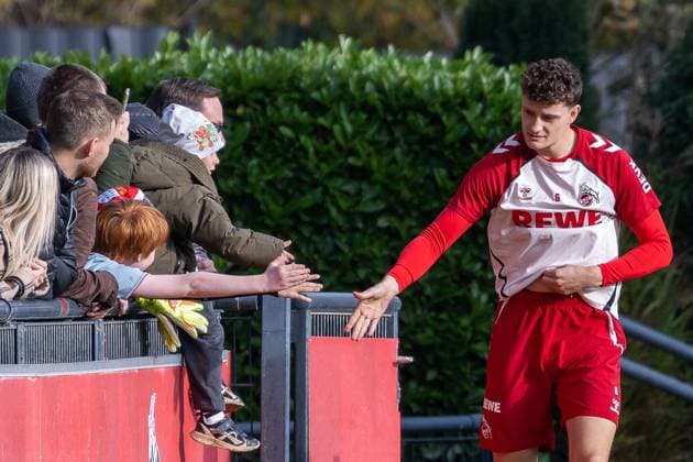 05.11.2025, Fussball: 1. Bundesliga, Saison 2025 2026, oeffentliches Training, 1. FC Koeln auf dem Trainingsgelände am Geissbockheim in Koeln. Eric Martel (1. FC Koeln, 06) begruesst die Fans an der Bande. Foto: Kirchner-Media TH Copyright: xKirchner-Media THx