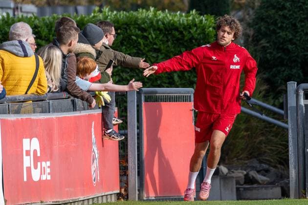 05.11.2025, Fussball: 1. Bundesliga, Saison 2025 2026, oeffentliches Training, 1. FC Koeln auf dem Trainingsgelände am Geissbockheim in Koeln. Luca Waldschmidtc (1. FC Koeln, 07) begruesst die Fans an der Bande. Foto: Kirchner-Media TH Copyright: xKirchner-Media THx
