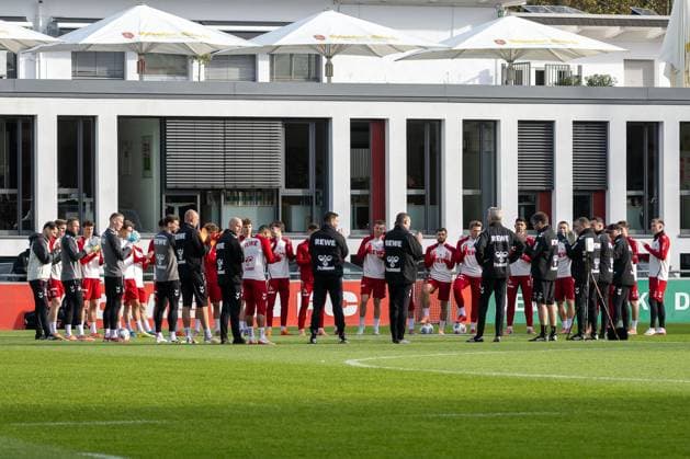 05.11.2025, Fussball: 1. Bundesliga, Saison 2025 2026, oeffentliches Training, 1. FC Koeln auf dem Trainingsgelände am Geissbockheim in Koeln. Die Mannschaft und ads Funktionsteam beglueckwuenscht Frank Kaspari (1. FC Koeln, Co-Trainer) zum Geburtstag. Foto: Kirchner-Media TH Copyright: xKirchner-Media THx