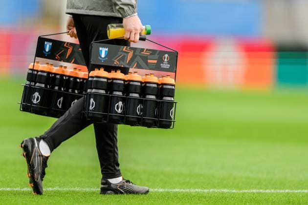251105 General view of a water bottle rack during a UEFA Europa League training session with Malmö FF on November 5, 2025 in Malmö. Photo: Petter Arvidson BILDBYRAN kod PA PA1105 fotboll football soccer fotball uefa europa league europa league träning practice training malmö ff bbeng genre flaskställ flaskor vattenflaskor Copyright: PETTERxARVIDSON BB251105PA052