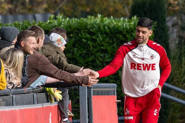 05.11.2025, Fussball: 1. Bundesliga, Saison 2025 2026, oeffentliches Training, 1. FC Koeln auf dem Trainingsgelände am Geissbockheim in Koeln. Cenk Oezkacar (1. FC Koeln, 39) begruesst die Fans an der Bande. Foto: Kirchner-Media TH Copyright: xKirchner-Media THx