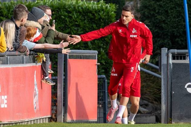 05.11.2025, Fussball: 1. Bundesliga, Saison 2025 2026, oeffentliches Training, 1. FC Koeln auf dem Trainingsgelände am Geissbockheim in Koeln. Said El Mala (1. FC Koeln, 13) begruesst die Fans an der Bande. Foto: Kirchner-Media TH Copyright: xKirchner-Media THx