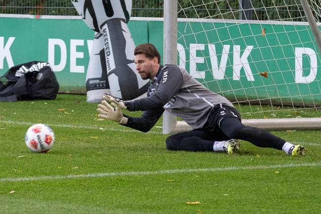 05.11.2025, Fussball: 1. Bundesliga, Saison 2025 2026, oeffentliches Training, 1. FC Koeln auf dem Trainingsgelände am Geissbockheim in Koeln. Ron Robert Zieler (1. FC Koeln, 20) erwartet den Schuss. Foto: Kirchner-Media TH Copyright: xKirchner-Media THx