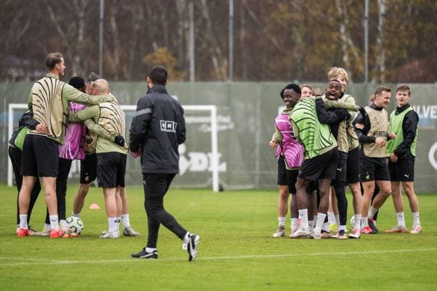 251105 John Paul Dembe and Brice Wembangomo during a training session with Häcken on November 5, 2025 in Gothenburg. Photo: Mathias Bergeld BILDBYRAN kod MB MB1233 fotboll football soccer fotball uefa conference league conference league träning practice training häcken bbeng Copyright: MATHIASxBERGELD BB251105MB003