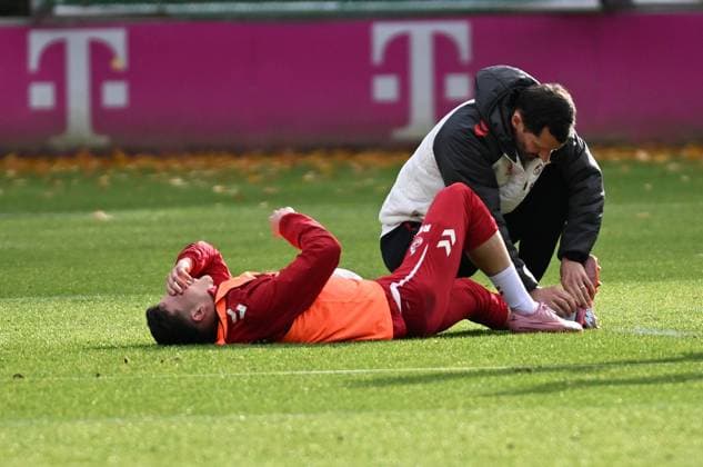 05.11.2025, xophax, Fussball 1.Bundesliga, 1.FC Koeln Training Derbywoche Said El Mala verletzt. Physiotherapeut Daniel Schütz behandelt. (DFL DFB REGULATIONS PROHIBIT ANY USE OF PHOTOGRAPHS as IMAGE SEQUENCES and or QUASI-VIDEO) Koeln *** 05 11 2025, xophax, Fußball 1 Bundesliga, 1 FC Koeln Training Derbywoche Said El Mala injured Physiotherapist Daniel Schütz treated DFL DFB REGULATIONS PROHIBIT ANY USE OF PHOTOGRAPHS as IMAGE SEQUENCES and or QUASI VIDEO Koeln