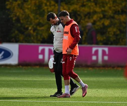 05.11.2025, xophax, Fussball 1.Bundesliga, 1.FC Koeln Training Derbywoche Said El Mala verletzt Links Physiotherapeut Daniel Schütz (DFL DFB REGULATIONS PROHIBIT ANY USE OF PHOTOGRAPHS as IMAGE SEQUENCES and or QUASI-VIDEO) Koeln
