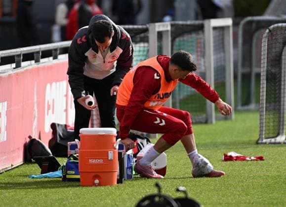 05.11.2025, xophax, Fussball 1.Bundesliga, 1.FC Koeln Training Derbywoche Said El Mala verletzt Links Physiotherapeut Daniel Schütz (DFL DFB REGULATIONS PROHIBIT ANY USE OF PHOTOGRAPHS as IMAGE SEQUENCES and or QUASI-VIDEO) Koeln