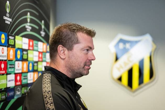 251105 Head coach Jens Gustafsson is interviewed after a training session with Häcken on November 5, 2025 in Gothenburg. Photo: Mathias Bergeld BILDBYRAN kod MB MB1233 fotboll football soccer fotball uefa conference league conference league intervju interview häcken bbeng Copyright: MATHIASxBERGELD BB251105MB022