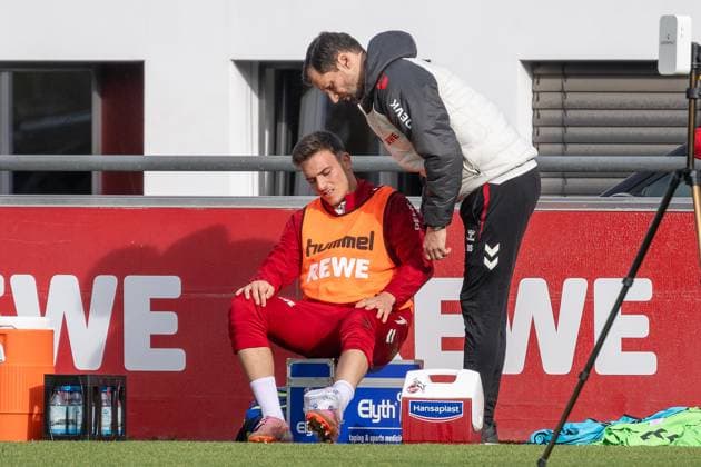 05.11.2025, Fussball: 1. Bundesliga, Saison 2025 2026, oeffentliches Training, 1. FC Koeln auf dem Trainingsgelände am Geissbockheim in Koeln. Das Sprungelenk von Said El Mala (1. FC Koeln, 13) wird gekuehlt. Foto: Kirchner-Media TH Copyright: xKirchner-Media THx