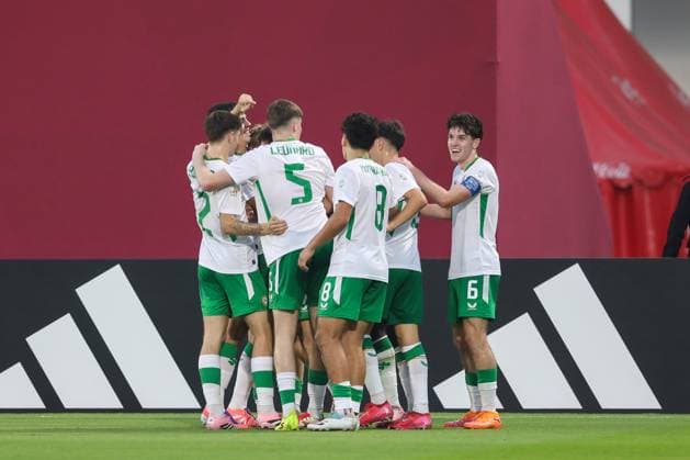 2025 FIFA Under 17 World Cup Group J, Aspire Zone Pitch 3, Doha, Qatar 5 11 2025 Panama vs Republic of Ireland Ireland s Michael Noonan celebrates with his team mates after scoring his sides 3rd goal of the match Michael Noonan celebrates with his team mates after scoring his sides 3rd goal of the match 5 11 2025  Copyright: x INPHOx IMG_9633