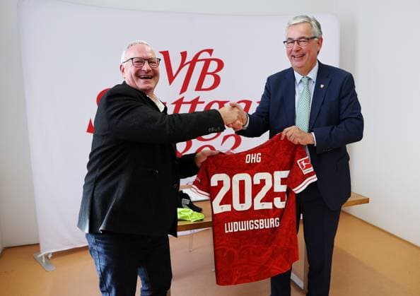 BAU 05.11.2025 Ludwigsburg Fußball VfB Stuttgart Schulkooperation zwischen dem VfB Stuttgart und dem Otto-Hahn-Gymnasium, v.l. Mathias Hilbert (Schulleiter Otto-Hahn-Gymnasium), Dietmar Allgaier (Präsident VfB Stuttgart) bei der Trikotübergabe