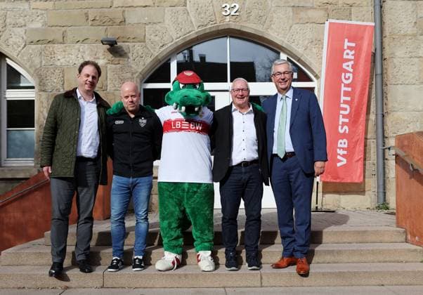 BAU 05.11.2025 Ludwigsburg Fußball VfB Stuttgart Schulkooperation zwischen dem VfB Stuttgart und dem Otto-Hahn-Gymnasium, v.l. Dr. Matthias Knecht (Oberbürgermeister Stadt Ludwigsburg), Stephan Hildebrandt (Leiter Nachwuchsleistungszentrum VfB Stuttgart), Maskottchen Fritzle (VfB Stuttgart), Mathias Hilbert (Schulleiter Otto-Hahn-Gymnasium), Dietmar Allgaier (Präsident VfB Stuttgart)