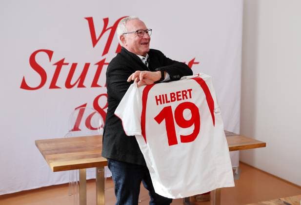 BAU 05.11.2025 Ludwigsburg Fußball VfB Stuttgart Schulkooperation zwischen dem VfB Stuttgart und dem Otto-Hahn-Gymnasium, , Mathias Hilbert (Schulleiter Otto-Hahn-Gymnasium) mit VfB-Trikot