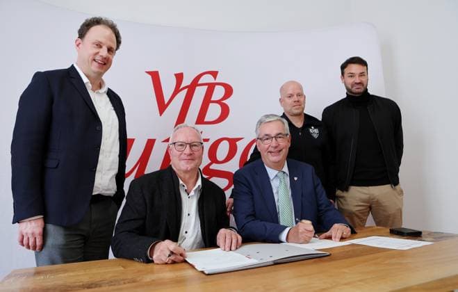BAU 05.11.2025 Ludwigsburg Fußball VfB Stuttgart Schulkooperation zwischen dem VfB Stuttgart und dem Otto-Hahn-Gymnasium, v.l. Dr. Matthias Knecht (Oberbürgermeister Stadt Ludwigsburg), Mathias Hilbert (Schulleiter Otto-Hahn-Gymnasium), Dietmar Allgaier (Präsident VfB Stuttgart), Stephan Hildebrandt (Leiter Nachwuchsleistungszentrum VfB Stuttgart), Daniel Teufel (Sportlicher Leiter U21, U 21 bis U16 im Nachwuchsleistungszentrum)