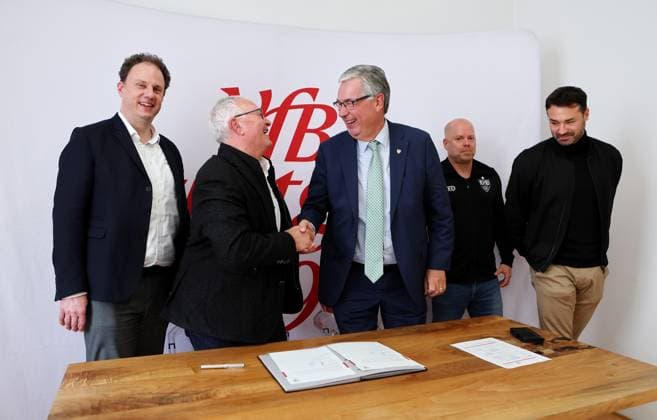 BAU 05.11.2025 Ludwigsburg Fußball VfB Stuttgart Schulkooperation zwischen dem VfB Stuttgart und dem Otto-Hahn-Gymnasium, v.l. Dr. Matthias Knecht (Oberbürgermeister Stadt Ludwigsburg), Mathias Hilbert (Schulleiter Otto-Hahn-Gymnasium), Dietmar Allgaier (Präsident VfB Stuttgart), Stephan Hildebrandt (Leiter Nachwuchsleistungszentrum VfB Stuttgart), Daniel Teufel (Sportlicher Leiter U21, U 21 bis U16 im Nachwuchsleistungszentrum)