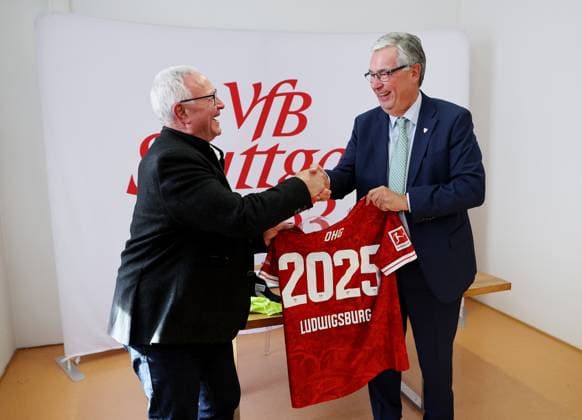 BAU 05.11.2025 Ludwigsburg Fußball VfB Stuttgart Schulkooperation zwischen dem VfB Stuttgart und dem Otto-Hahn-Gymnasium, v.l. Mathias Hilbert (Schulleiter Otto-Hahn-Gymnasium), Dietmar Allgaier (Präsident VfB Stuttgart) bei der Trikotübergabe