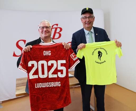 BAU 05.11.2025 Ludwigsburg Fußball VfB Stuttgart Schulkooperation zwischen dem VfB Stuttgart und dem Otto-Hahn-Gymnasium, v.l. Mathias Hilbert (Schulleiter Otto-Hahn-Gymnasium), Dietmar Allgaier (Präsident VfB Stuttgart) bei der Trikotübergabe