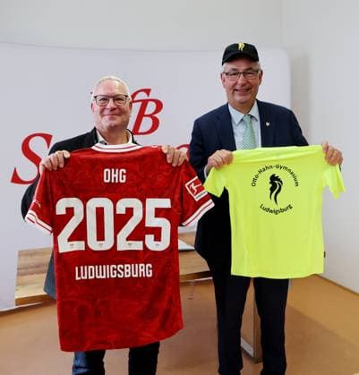 BAU 05.11.2025 Ludwigsburg Fußball VfB Stuttgart Schulkooperation zwischen dem VfB Stuttgart und dem Otto-Hahn-Gymnasium, v.l. Mathias Hilbert (Schulleiter Otto-Hahn-Gymnasium), Dietmar Allgaier (Präsident VfB Stuttgart) bei der Trikotübergabe