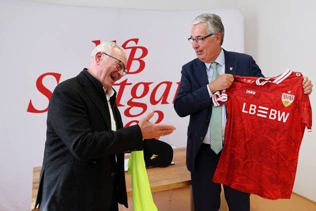 BAU 05.11.2025 Ludwigsburg Fußball VfB Stuttgart Schulkooperation zwischen dem VfB Stuttgart und dem Otto-Hahn-Gymnasium, v.l. Mathias Hilbert (Schulleiter Otto-Hahn-Gymnasium), Dietmar Allgaier (Präsident VfB Stuttgart) bei der Trikotübergabe