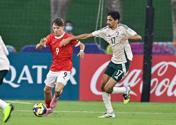 Austria vs Saudi Arabia : Group L - FIFA U-17 World Cup Qatar 2025 Hasan Deshishku (L) of Austria and Ibrahim Azzam of Saudi Arabia in action during the FIFA U-17 World Cup Qatar 2025 Group L match between Austria and Saudi Arabia in Doha, Qatar, on November 5, 2025. DOHA Qatar Copyright: xNOUSHADx