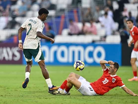Austria vs Saudi Arabia : Group L - FIFA U-17 World Cup Qatar 2025 Vasilije Markovic (R) of Austria and Waleed Alnour of Saudi Arabia in action during the FIFA U-17 World Cup Qatar 2025 Group L match between Austria and Saudi Arabia in Doha, Qatar, on November 5, 2025. DOHA Qatar Copyright: xNOUSHADx