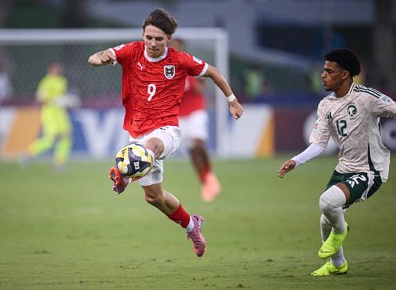 Fussball, Junioren U 17 WM 2025 Doha Katar Vorrunde 05.11.2025 Gruppe L Oesterreich - Saudi Arabien Hasan Deshishku (li, Oesterreich) gegen Adel Hibah (re, Saudi Arabien)