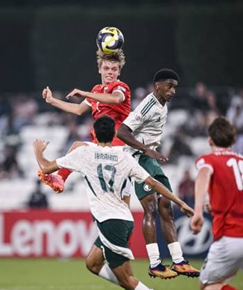 Fussball, Junioren U 17 WM 2025 Doha Katar Vorrunde 05.11.2025 Gruppe L Oesterreich - Saudi Arabien Rafael Feldinger (li, Oesterreich) gegen Waleed Alnour (re, Saudi Arabien)
