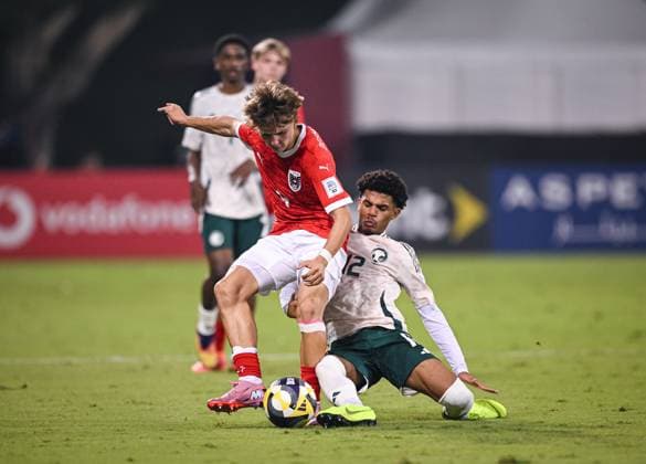 Fussball, Junioren U 17 WM 2025 Doha Katar Vorrunde 05.11.2025 Gruppe L Oesterreich - Saudi Arabien Hasan Deshishku (li, Oesterreich) gegen Adel Hibah (li, Saudi Arabien)