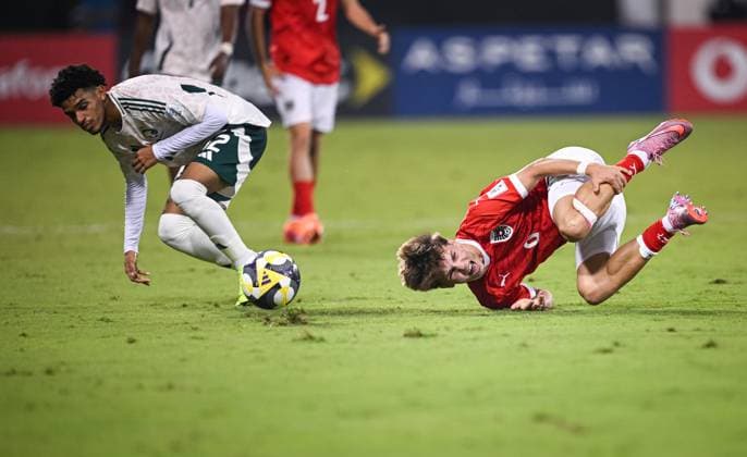 Fussball, Junioren U 17 WM 2025 Doha Katar Vorrunde 05.11.2025 Gruppe L Oesterreich - Saudi Arabien Hasan Deshishku (re, Oesterreich) gegen Adel Hibah (li, Saudi Arabien)