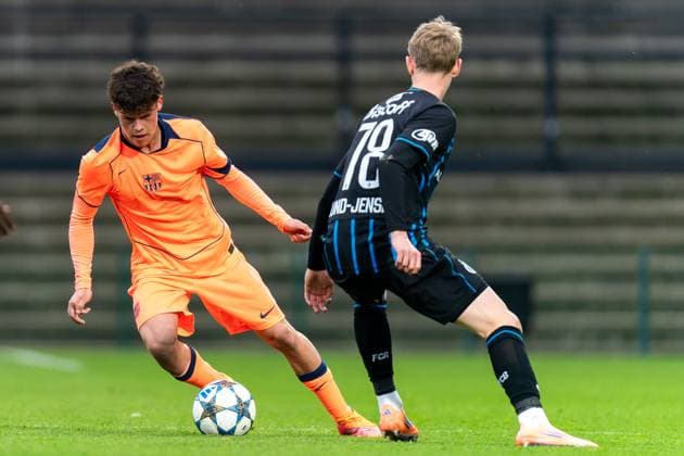 2025-11-05 Club Brugge KV v FC Barcelona, Barca - UEFA Youth League 2025 26 ROESELARE, BELGIUM - NOVEMBER 5: Pol Bernabeu of FC Barcelona battles for the ball with Tobias Lund Jensen of Club Brugge during the UEFA Youth League 2025 26 match between Club Brugge KV and FC Barcelona at The NEST on November 5, 2025 in Roeselare, Belgium. Roeselare The NEST Belgium Content not available for redistribution in The Netherlands directly or indirectly through any third parties. Copyright: xJorisxVerwijstx