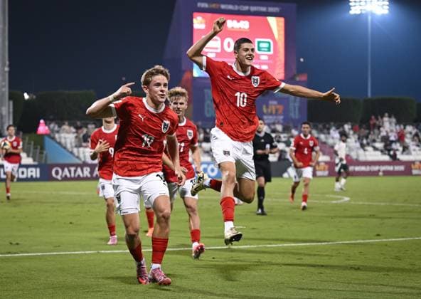 Fussball, Junioren U 17 WM 2025 Doha Katar Vorrunde 05.11.2025 Gruppe L Oesterreich - Saudi Arabien JUBEL Oesterreich; Torschuetze zum 1-0 Johannes Moser (li) und Vasilije Markovic (re)
