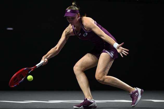 Elena Rybakina v Ekaterina Alexandrova - 2025 WTA, Tennis Damen Finals RIYADH, SAUDI ARABIA – NOVEMBER 5: Elena Rybakina of Kazakhstan plays against Ekaterina Alexandrova (not seen) during their final group-stage match on Day 5 of the 2025 WTA Finals, part of the Hologic WTA Tour, at King Saud University Indoor Arena in Riyadh, Saudi Arabia, on November 5, 2025. Artur Widak Anadolu Riyadh Saudi Arabia. Editorial use only. Please get in touch for any other usage.  Copyright: x2025xAnadoluxArturxWidakx