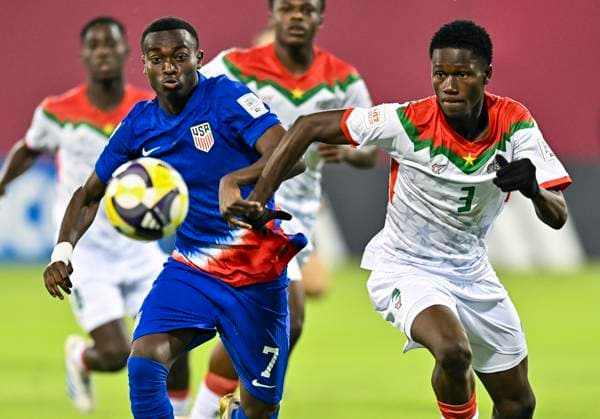 USA v Burkina Faso : Group J - FIFA U-17 World Cup Qatar 2025 Nimfasha Berchimas (L) of the United States and Mikael Coulibaly of Burkina Faso in action during the FIFA U-17 World Cup Qatar 2025 Group I match between USA and Burkina Faso in Doha, Qatar, on November 5, 2025. DOHA Qatar Copyright: xNOUSHADx