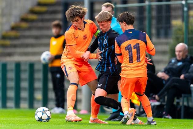 2025-11-05 Club Brugge KV v FC Barcelona, Barca - UEFA Youth League 2025 26 ROESELARE, BELGIUM - NOVEMBER 5: Tobias Lund Jensen of Club Brugge battles for the ball with Andres Cuenca of FC Barcelona and Oriol Pallas of FC Barcelona during the UEFA Youth League 2025 26 match between Club Brugge KV and FC Barcelona at The NEST on November 5, 2025 in Roeselare, Belgium. Roeselare The NEST Belgium Content not available for redistribution in The Netherlands directly or indirectly through any third parties. Copyright: xJorisxVerwijstx