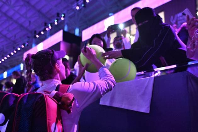 2025 WTA, Tennis Damen Finals RIYADH, SAUDI ARABIA – NOVEMBER 5: Elena Rybakina of Kazakhstan signs tennis balls after the final group-stage match on Day 5 of the 2025 WTA Finals, part of the Hologic WTA Tour, at King Saud University Indoor Arena in Riyadh, Saudi Arabia, on November 5, 2025. Artur Widak Anadolu Riyadh Saudi Arabia. Editorial use only. Please get in touch for any other usage.  Copyright: x2025xAnadoluxArturxWidakx