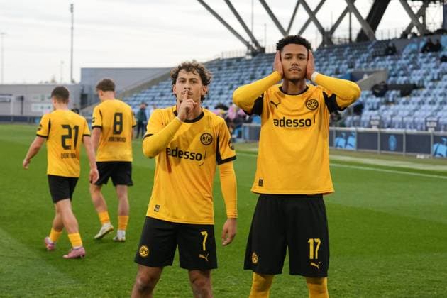 Mittwoch, 05.11.2025 Saison 2025 2026 4. Spieltag UEFA Youth League im Manchester City Academy Stadium, Manchester, United Kingdom. Manchester City FC U19 - BV Borussia Dortmund U19. Torjubel nach dem 1:0 durch Taycan Macid Etcibasi (BVB). Thierry Fidjeu-Tazemeta (BVB) *** Wednesday, 05 11 2025 Season 2025 2026 Matchday 4 UEFA Youth League at Manchester City Academy Stadium, Manchester, United Kingdom Manchester City FC U19 BV Borussia Dortmund U19 Goal celebration after the 1 0 by Taycan Macid Etcibasi BVB Thierry Fidjeu Tazemeta BVB
