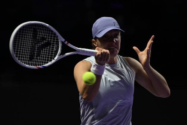 Iga Swiatek v Ekaterina Alexandrova - 2025 WTA, Tennis Damen Finals RIYADH, SAUDI ARABIA – NOVEMBER 5: Iga Swiatek (not seen) of Poland plays against Ekaterina Alexandrova during their final group-stage match on Day 5 of the 2025 WTA Finals, part of the Hologic WTA Tour, at King Saud University Indoor Arena in Riyadh, Saudi Arabia, on November 5, 2025. Artur Widak Anadolu Riyadh Saudi Arabia. Editorial use only. Please get in touch for any other usage.  Copyright: x2025xAnadoluxArturxWidakx