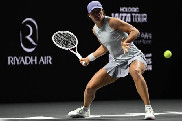 Iga Swiatek v Ekaterina Alexandrova - 2025 WTA, Tennis Damen Finals RIYADH, SAUDI ARABIA – NOVEMBER 5: Iga Swiatek (not seen) of Poland plays against Ekaterina Alexandrova during their final group-stage match on Day 5 of the 2025 WTA Finals, part of the Hologic WTA Tour, at King Saud University Indoor Arena in Riyadh, Saudi Arabia, on November 5, 2025. Artur Widak Anadolu Riyadh Saudi Arabia. Editorial use only. Please get in touch for any other usage.  Copyright: x2025xAnadoluxArturxWidakx
