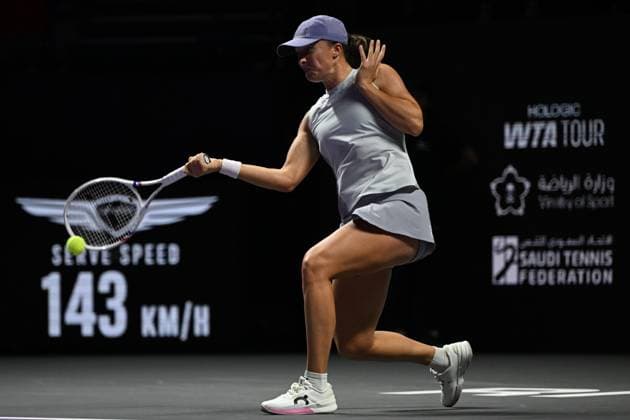 2025 WTA, Tennis Damen Finals RIYADH, SAUDI ARABIA – NOVEMBER 5: Iga Swiatek of Poland plays against Amanda Anisimova (not seen) of USA during their final group-stage match on Day 5 of the 2025 WTA Finals, part of the Hologic WTA Tour, at King Saud University Indoor Arena in Riyadh, Saudi Arabia, on November 5, 2025. Artur Widak Anadolu Riyadh Saudi Arabia. Editorial use only. Please get in touch for any other usage.  Copyright: x2025xAnadoluxArturxWidakx