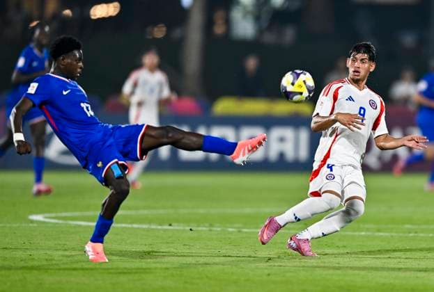 France v Chile : Group J - FIFA U-17 World Cup Qatar 2025 Emmanuel Mbemba Nlandu (L) of France and Yastin Cuevas of Chilein action during the FIFA U-17 World Cup Qatar 2025 Group K match between France and Chile in Doha, Qatar, on November 5, 2025. DOHA Qatar Copyright: xNOUSHADx