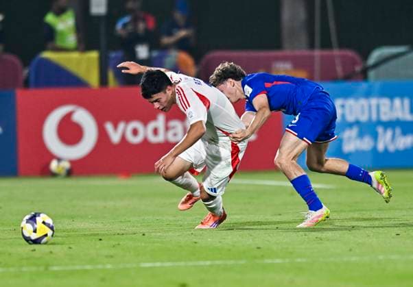 France v Chile : Group J - FIFA U-17 World Cup Qatar 2025 Lucas Batbedat (R) of France and Lan Alegria of Chile in action during the FIFA U-17 World Cup Qatar 2025 Group K match between France and Chile in Doha, Qatar, on November 5, 2025. DOHA Qatar Copyright: xNOUSHADx
