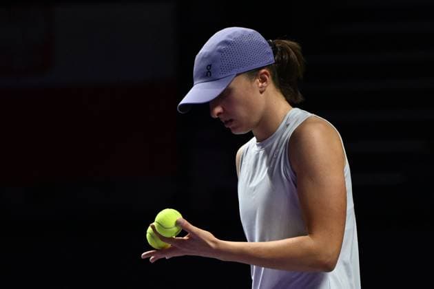 2025 WTA, Tennis Damen Finals RIYADH, SAUDI ARABIA – NOVEMBER 5: Iga Swiatek of Poland plays against Amanda Anisimova (not seen) of USA during their final group-stage match on Day 5 of the 2025 WTA Finals, part of the Hologic WTA Tour, at King Saud University Indoor Arena in Riyadh, Saudi Arabia, on November 5, 2025. Artur Widak Anadolu Riyadh Saudi Arabia. Editorial use only. Please get in touch for any other usage.  Copyright: x2025xAnadoluxArturxWidakx