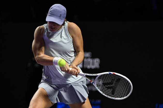 2025 WTA, Tennis Damen Finals RIYADH, SAUDI ARABIA – NOVEMBER 5: Iga Swiatek of Poland plays against Amanda Anisimova (not seen) of USA during their final group-stage match on Day 5 of the 2025 WTA Finals, part of the Hologic WTA Tour, at King Saud University Indoor Arena in Riyadh, Saudi Arabia, on November 5, 2025. Artur Widak Anadolu Riyadh Saudi Arabia. Editorial use only. Please get in touch for any other usage.  Copyright: x2025xAnadoluxArturxWidakx