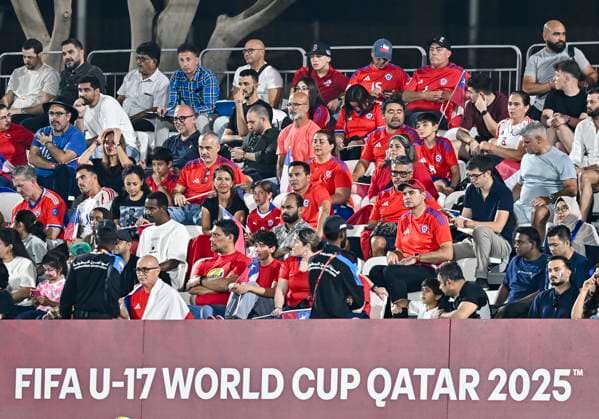 France v Chile : Group J - FIFA U-17 World Cup Qatar 2025 Fans of chile cheer during the FIFA U-17 World Cup Qatar 2025 Group K match between France and Chile in Doha, Qatar, on November 5, 2025. DOHA Qatar Copyright: xNOUSHADx