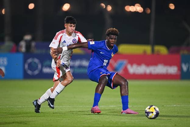 Fussball, Junioren U 17 WM 2025 Doha Katar Vorrunde 05.11.2025 Gruppe K Frankreich - Chile Christ Batola (re, Frankreich) gegen Jaime Poblete (li, Chile)