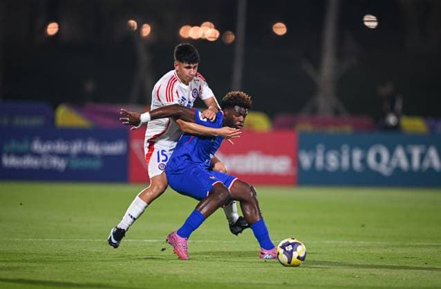 Fussball, Junioren U 17 WM 2025 Doha Katar Vorrunde 05.11.2025 Gruppe K Frankreich - Chile Christ Batola (re, Frankreich) gegen Jaime Poblete (li, Chile)